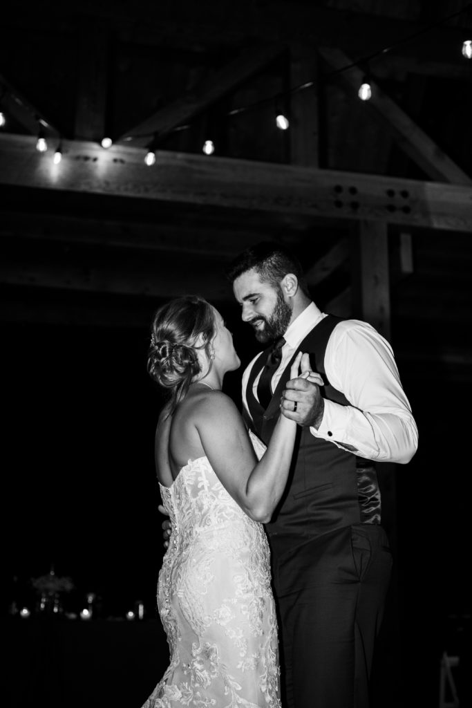 Summer Wedding at Mildale Farm, Natalie Nichole Photography, Kansas City Wedding Photographer, first dance