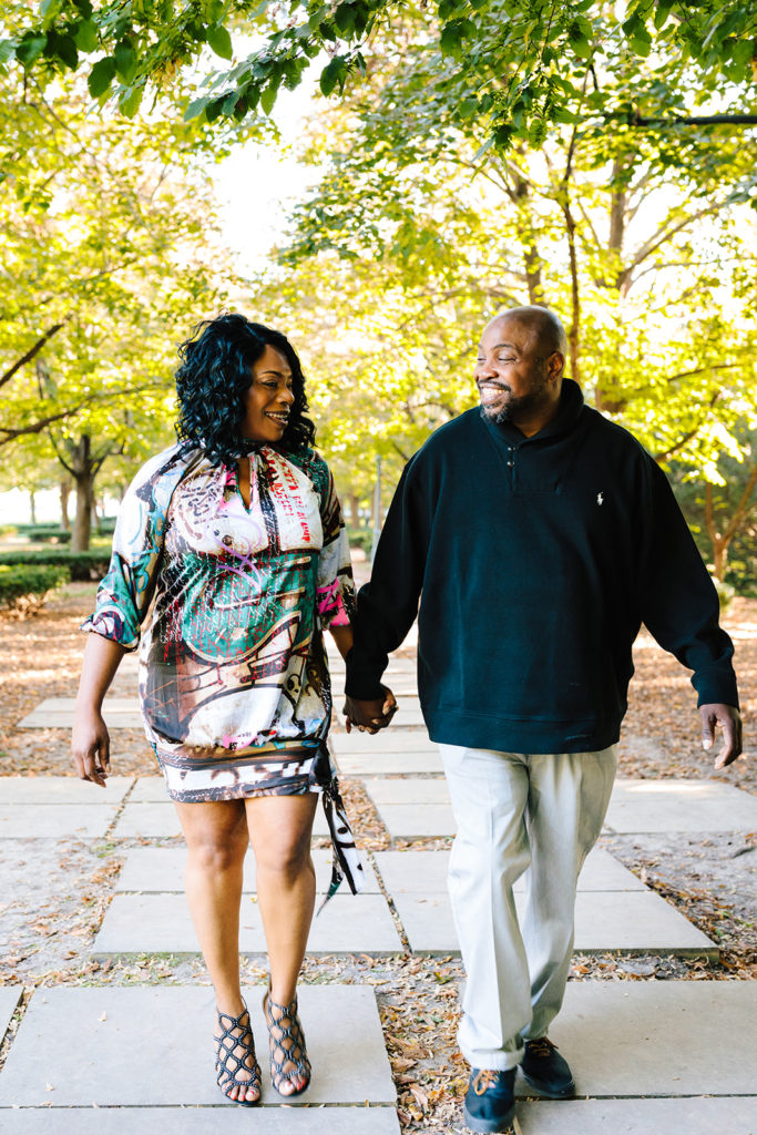 couple at the nelson atkins in Kansas City photographed by Natalie Nichole Photography