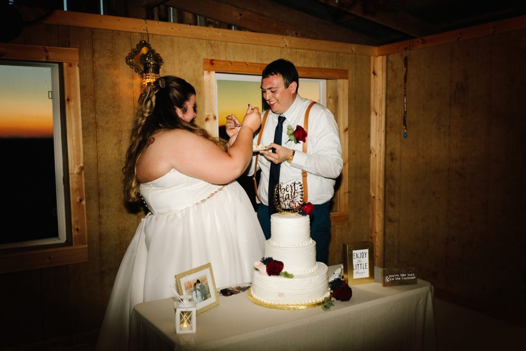 summer wedding at The Barn at Cricket Creek, Kansas City wedding photographer, cake cutting, wedding cake