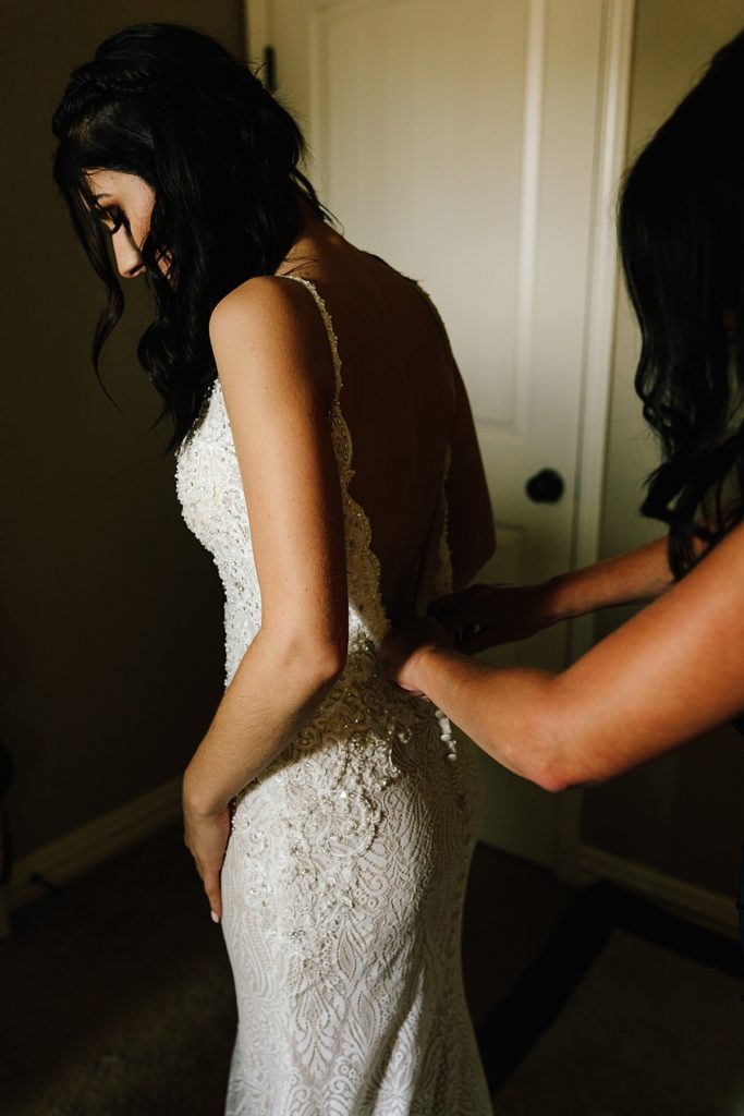 Kansas city bride getting ready before her summer wedding