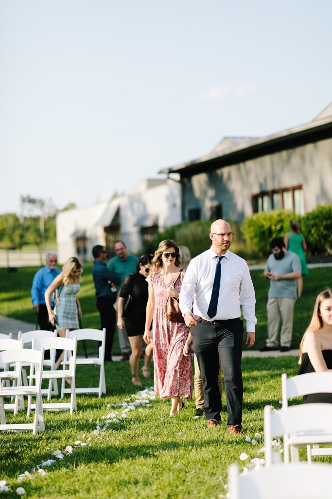 guests arrive at outdoor wedding ceremony in september at Stoney Creek hotel in independence missouri