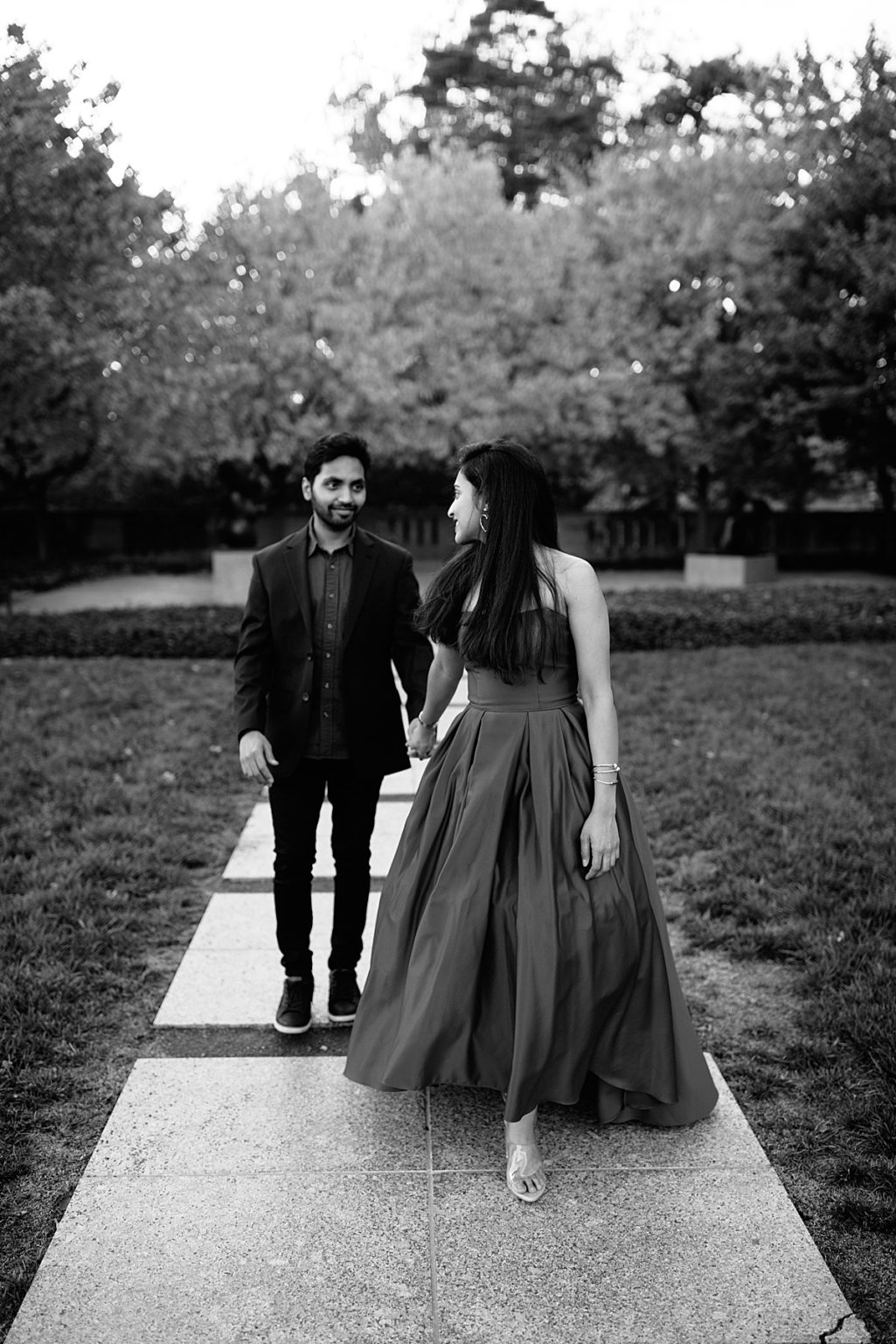 Romantic Pre Wedding Photos at the Nelson Atkins Museum of Art