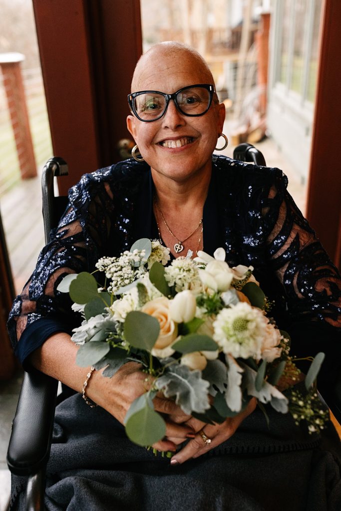kansas city wedding photographer, bride with her mom, navy mother of the bride dress, sparkly mother of the bride dress, white florals with greenery, at home wedding, covid wedding, intimate wedding, backyard wedding, simple wedding dress, backyard wedding dress, white lulus dress